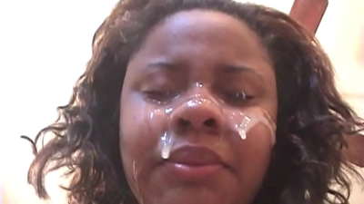 Schwarzes brasilianisches Mädchen bekommt Sperma auf ihr Gesicht nach Analsex mit einem großen Schwanz